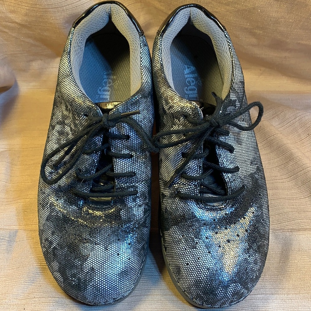 Alegria leather lace up shoes in EUC w/silver colr